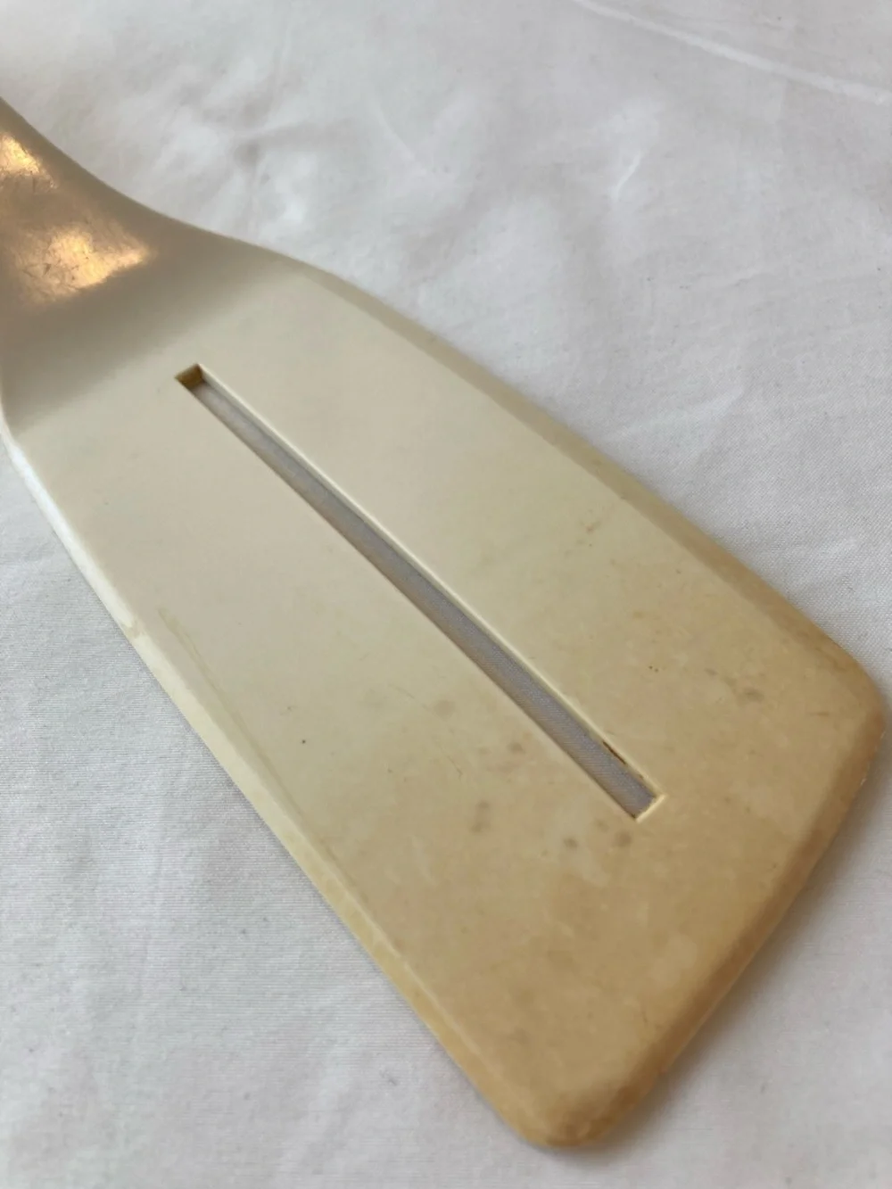 Vintage Foley Beige Heat Resistant Nylon 1 Slot Fish Spatula Turner Long Blade